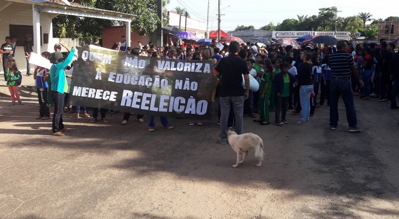 Em São Sebastião do Uatumã, professores se vestiram, de preto para protestar nas ruas do município (Foto Divulgação)