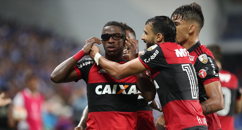Vinícius Junior (de óculos) marcou os dois gols do Flamengo na vitória sobre o Emelec pela libertadores (Foto: Gilvan de Souza/Flamengo)