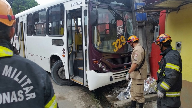 Ônibus subiu a calçada e atingiu técnica de enfermagem que morreu na hora (Foto: Corpo de Bombeiros/Divulgação)