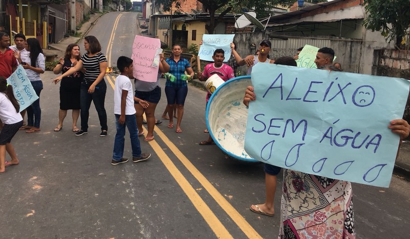 Com cartazes, moradores pediram regularização no fornecimento de água no Aleixo (Foto ATUAL)