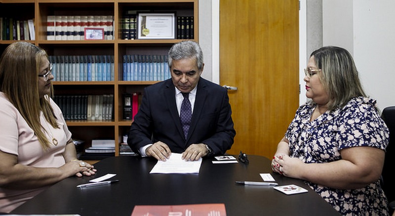 Presidente do TJAM, Flávio Pascarelli, assinou termo de cooperação para orientar sobre processo de adoção (Foto: Raphael Alves/TJAM)