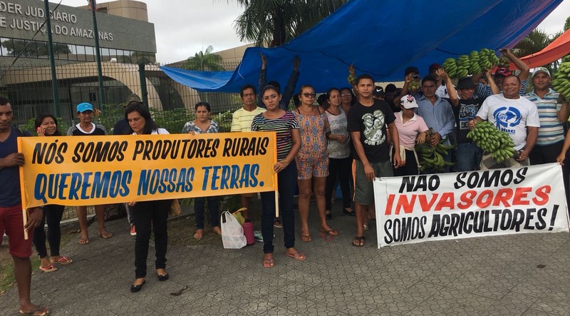 Agricultores pedem devolução de terras das quais foram despejados no município de Manacapuru (Foto: ATUAL)