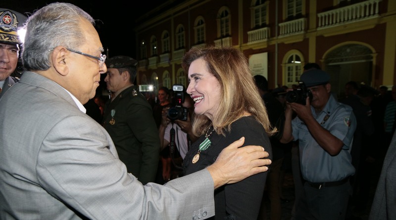 Yara Lins recebeu medalha das mãos do governador Amazonino Mendes (Foto: TCE/Divulgação)