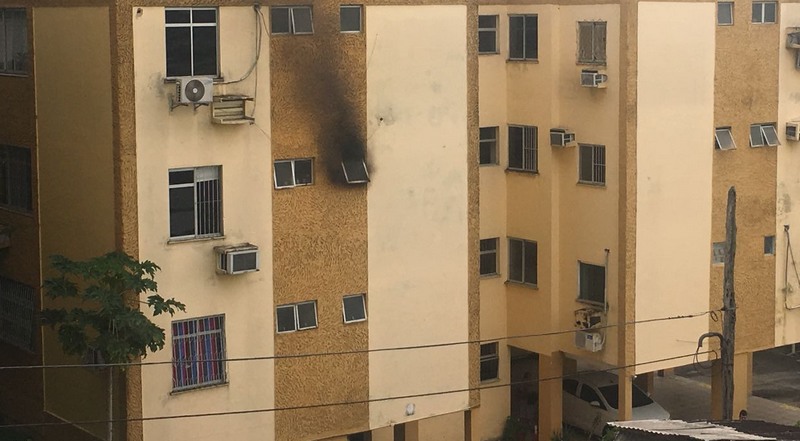 Fogo gerou fuma preta que saiu pela janela do banheiro no terceiro andar do prédio (Foto: ATUAL)