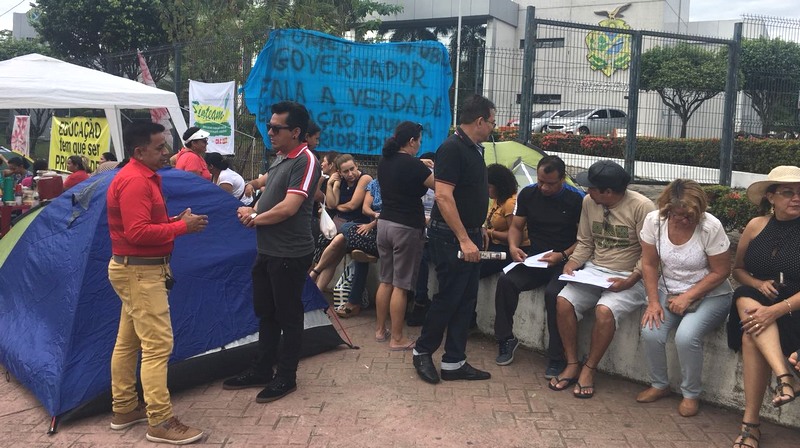 Professores estão acampados em frente à sede do Governo do Amazonas à espera de definição sobre reajuste salarial (Foto: ATUAL)