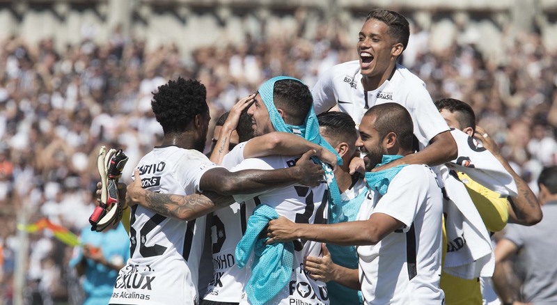 Jogadores do Corinthians festejam gol contra o Paraná. Triunfo garantiu liderança isolada (Foto: Daniel Augusto Jr./Ag. Corinthians)