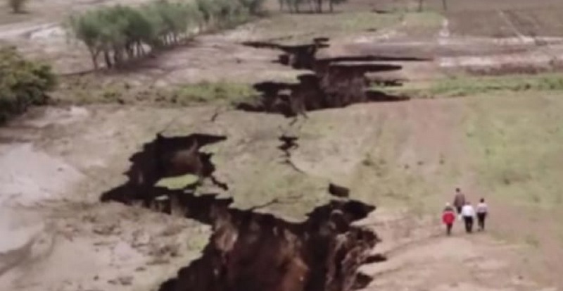 Vale da Grande Fenda, no oeste do Quênia, segue aumentando após pequenos terremotos (Foto: YouTube/Reprodução)