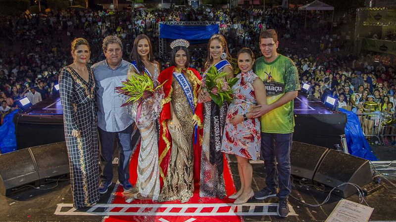 Jéssica Nery (centro) é a nova Rainha da Festa do Cupuaçu, uma das atrações do evento que ocorre em Presidente Figueiredo (Foto: Miqúeias Lima/Divulgação)