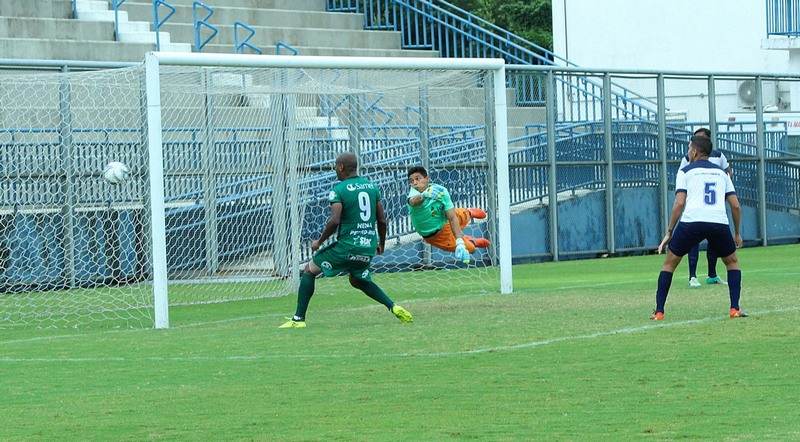 Lance de gol do Manaus na vitória sobre o Macapá. Goleada manteve time amazonense na liderança (Foto: Raiana Barreto/Divulgação)