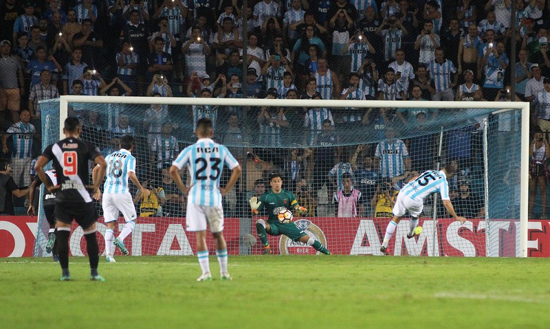 Goleiro Martin Silva defendeu dois pênaltis, mas não evitou a goleada do Racing (Foto: Paulo Fernandes/Vasco)