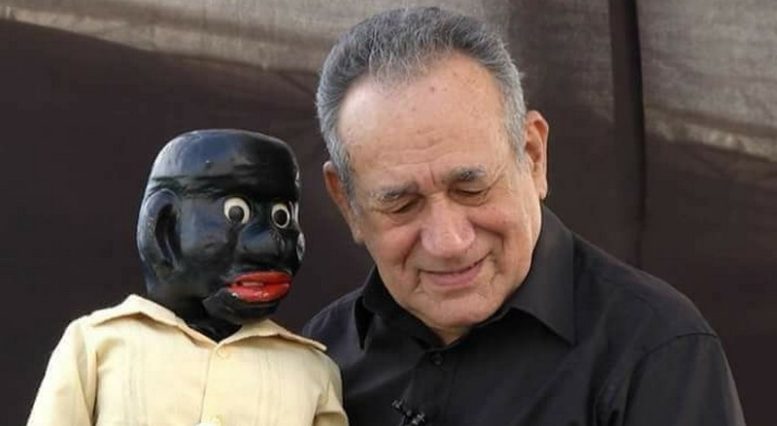 Oscarino Varjão com Peteleco, o boneco sem papas na língua que o tornou famoso como ventríloquo (Foto: Divulgação)