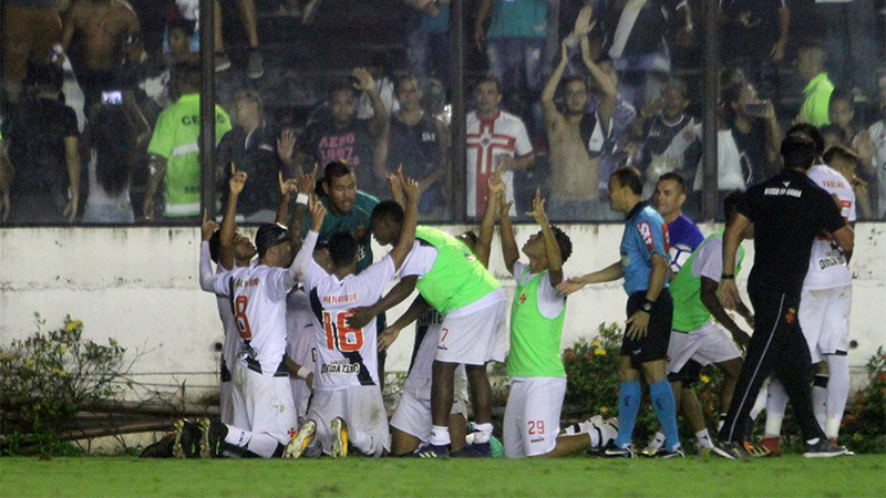 Jogadores festejaram gol de Pikachu, de pênalti, que garantiu a vitória do Vasco (Foto: Paulo Fernandes/Vasco)