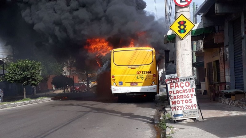 Passageiros saíram rapidamente e ninguém ficou ferido no incêndio em ônibus (Foto: ATUAL)