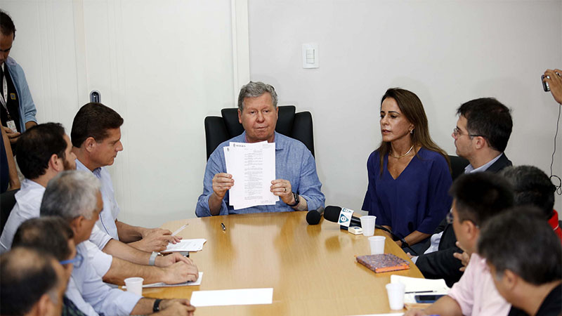 Prefeito Arthur Neto assinou decreto instituindo Estado de Emergência em Manaus (Foto: Mário Oliveira/Semcom)