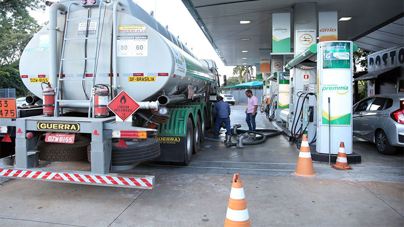 Caminhões voltaram a abastecer os postos de combustíveis nesse domingo após acordo com mo governo (Foto: Marcello Casal Jr./ABr)