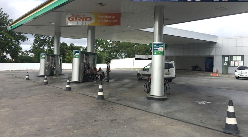 Cones bloqueiam acesso a bombas em posto de gasolina de Manaus que parou venda de combustíveis (Foto: ATUAL)