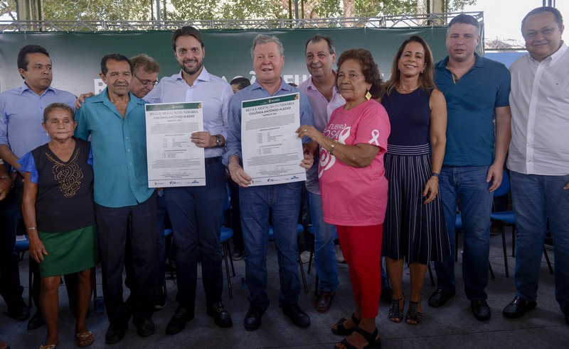 Prefeito Arthur Neto e o ministro Alexandre Baldy entregaram títulos definitivos de terra (Foto: Alex Pazuello/Semcom)