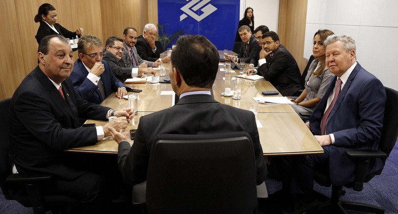 Arthur Neto (à direita) em conversa com José Pereira Filho e comitiva no Banco do Brasil (Foto: Mário Oliveira/Semcom)