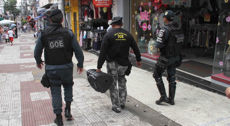 Agentes da Guarda Municipal apreenderam aparelhos de som de lojas no Centro de Manaus (Foto: Arlesson Sicsú/Semcom)
