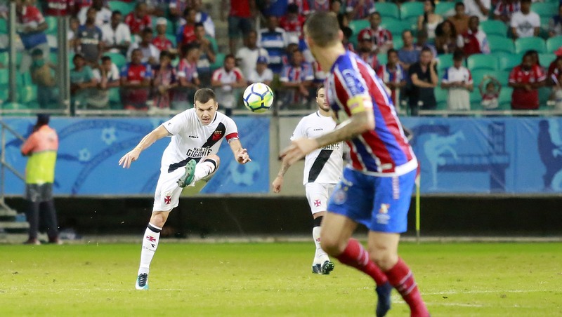 Vagner tentou acertar o gol do Bahia, mas não conseguiu furar bloqueio da zaga em derrota do Vasco (Foto: Paulo Fernandes/Vasco)