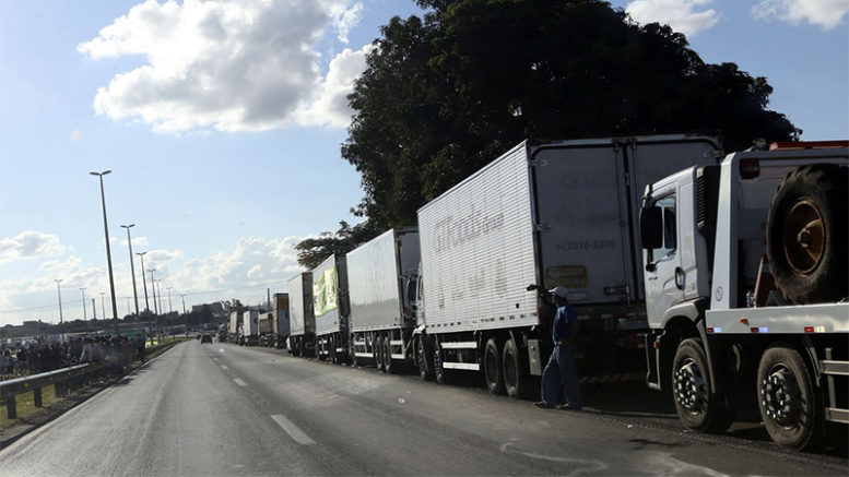 Greve dos caminhoneiros tende a iniir investimentos e dificultar melhoria da economia, afirma especialista (Foto: Valter Campanato/ABr)