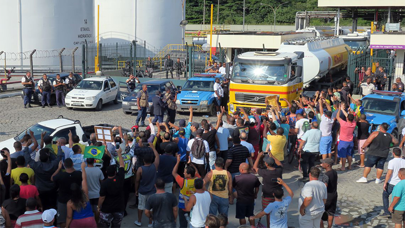 Caminhão sai de refinaria no Rio de Janeiro para abastecer postos sob protesto de caminhoneiros (Foto: Vladimir Platonow/ABr)