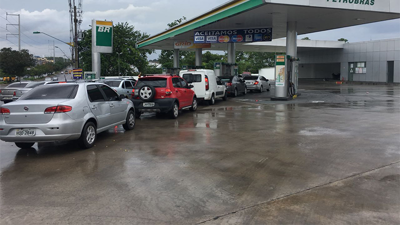 Motoristas amanheceram nos postos, neste sábado, em Manaus, mesmo com chuva intensa (Foto: ATUAL)