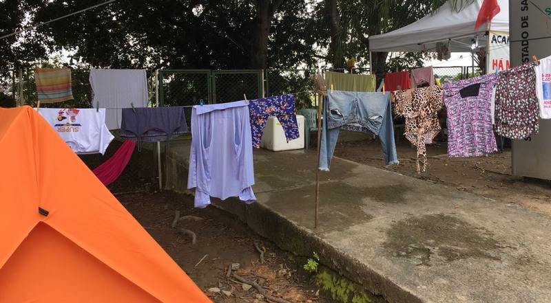 Acampados instalaram varal para secar roupas lavadas nas próprias barracas (Foto: ATUAL)