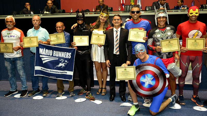 Atletas fantasiados de heróis dos quadrinhos foram homenageados na ALE (Foto: Assessoria/Divulgação)