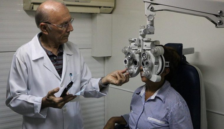 Pensionistas e aposentados da Manausprev fazem exame oftalmológico em Manaus (Foto: Luíza Parente/Manausprev)