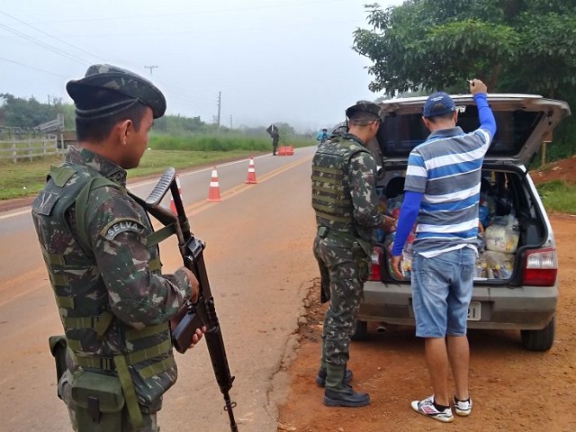 Carros são fiscalizados em estradas de acesso às capitais dos Estados amazonicos no combate ao tráfico de drogas (Foto: CMA/Divulgação)
