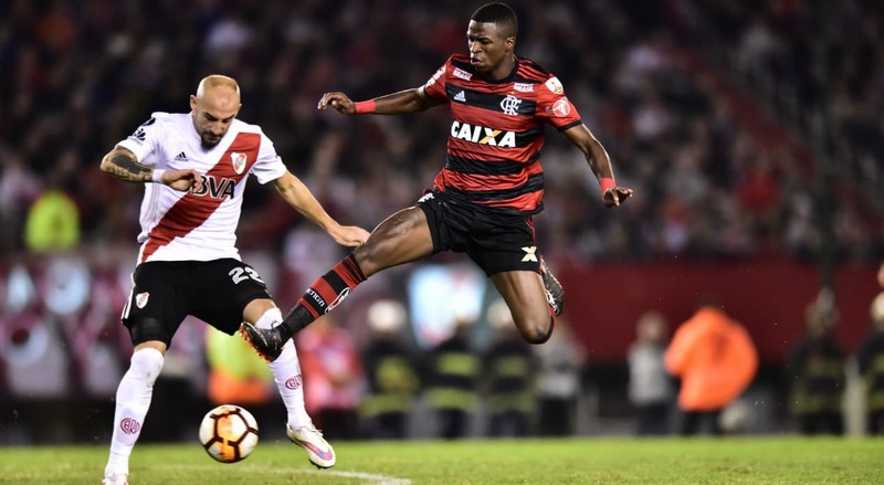Vinícius Júnior tentou furar retranca do River, mas zagueiros do time argentino impediram (Foto: Staff Images/Flamengo)