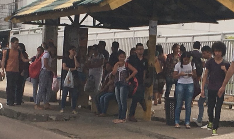 Paradas ficaram lotadas de passageiros a espera de ônibus no início da manhã desta terça-feira (Foto: Facebook/Reprodução)