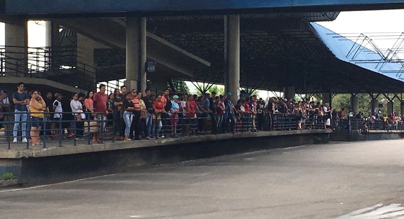 No terminal T5, no São José, tempo de espera para pegar o ônibus foi de uma hora e meia, em média, nesta terça-feira (Foto: ATUAL)