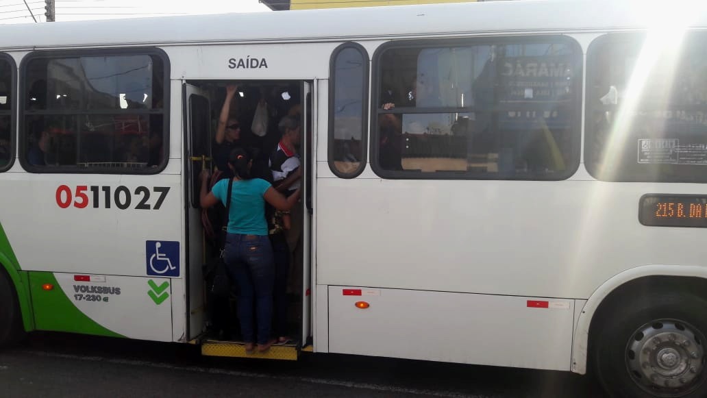 No bairro Alvorada, passageiros passaram sufoco para entrar no ônibus na manhã desta quarta-feira (Foto ATUAL)