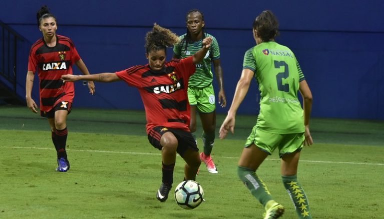 Iranduba (de verde) superou o Sport Recife em jogo na Arena da Amazônia (Foto: Mauro Neto/Sejel)