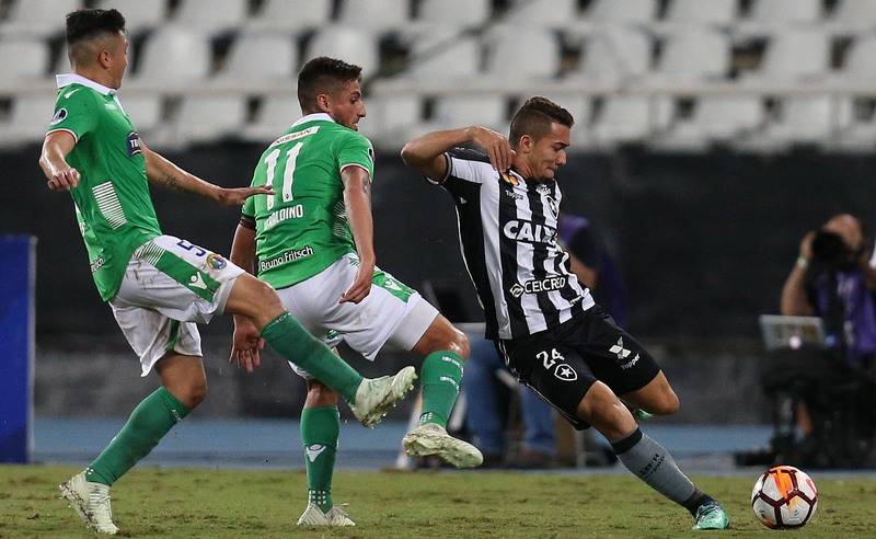 Jean sofre marcação de zagueiros do Audax, do Chile, mas Botafogo conseguiu classificação (Foto: Vitor Silva/SSPress Botafogo)