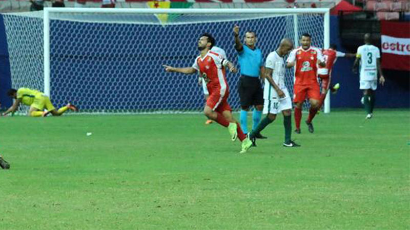 Rio Branco (de vermelho) conseguiu vitória no último minuto de jogo (Foto: Emanuel Mendes/Manaus FC)