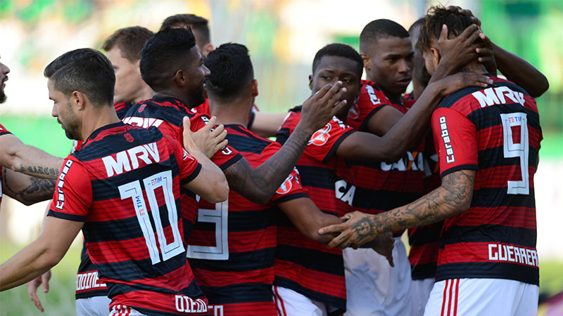 Jogadores festejaram gol de empate de Paolo Guerrero, mas Flamengo perdeu no último minuto de jogo para a Chapecoense (Foto: Staff Images/Flamengo)