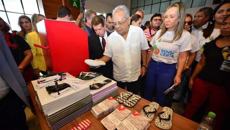 Governador Amazonino Mendes rebateu críticas de programa eleitoral para o Renda Certa (Foto: Clóvis Miranda/Secom)