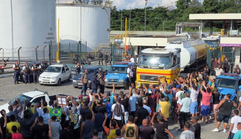 Gabinete de Gestão da Crise (GGC) determinou que a Polícia Militar (PM) faça a escolta de cinco caminhões-tanques para abastecer o BRT, sistema de ônibus expresso por corredores (Foto: Vladimir Platonow/Agência Brasil)