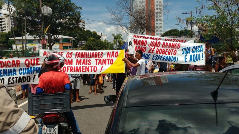 Manifestantes usaram faixas e cartazes para defender volta de criminosos a Manaus (Foto: WhatsApp/Reprodução)