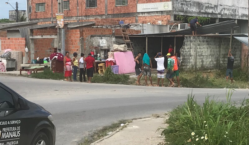 Grupo formado por homens, mulheres e crianças instalou telhas, eletrodomésticos e móveis no local (Foto: Divulgação)