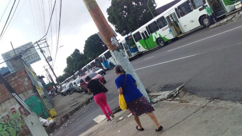 Usuários tiveram que descer dos ônibus e caminhar longos percursos (Foto: Reprodução)