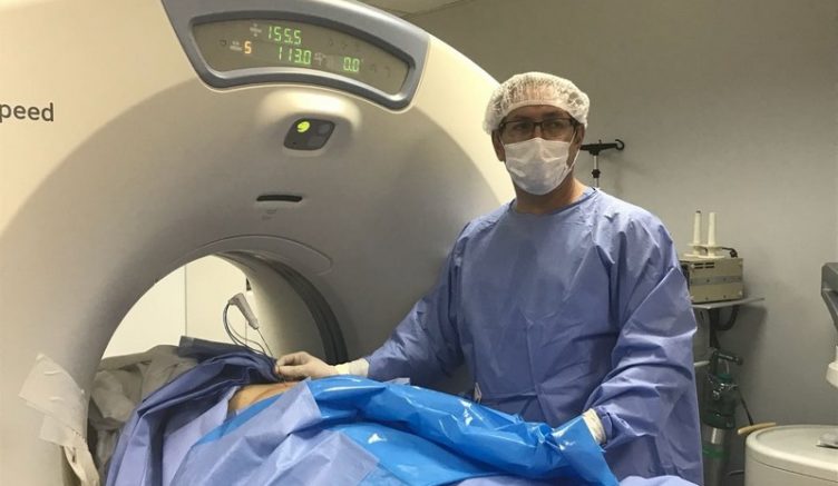 Procedimento ‘radioablação' é guiado por tomografia para o tratamento do câncer de fígado em estágio inicial (Foto: FCecon/Divulgação)