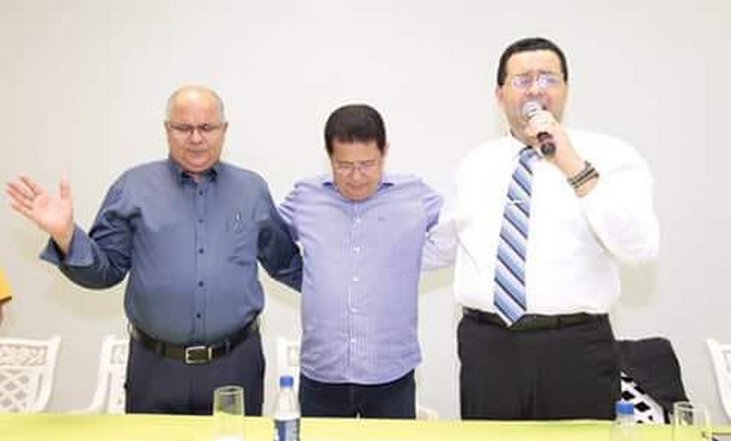 Alfredo Nascimento (centro) ora com pastores na Assembleia de Deus, em Manaus (Foto: Divulgação)