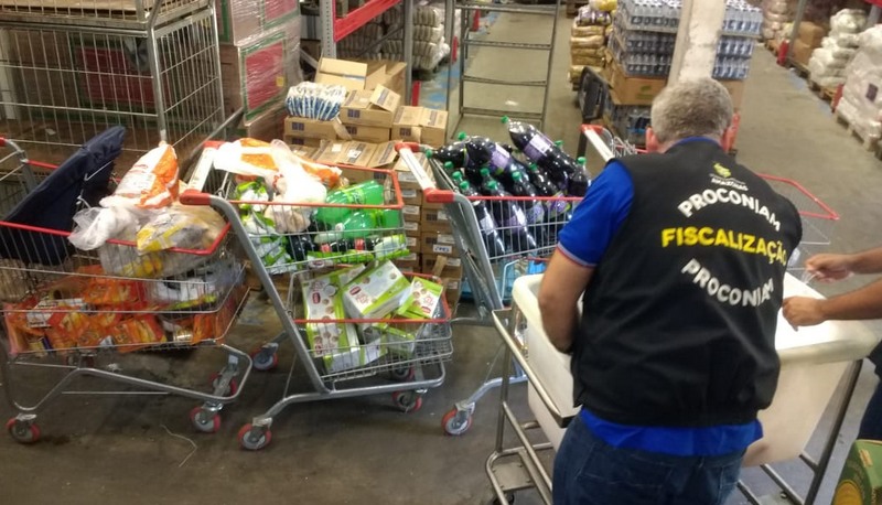 Fiscal do Procon inspeciona alimentos apreendidos no Supermercado DB (Foto: Procon-AM/Divulgação)