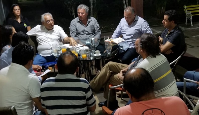 Amazonino Mendes recebeu comitiva de Itacoatiara para discutir recuperação da AM-010 (Foto: Divulgação)
