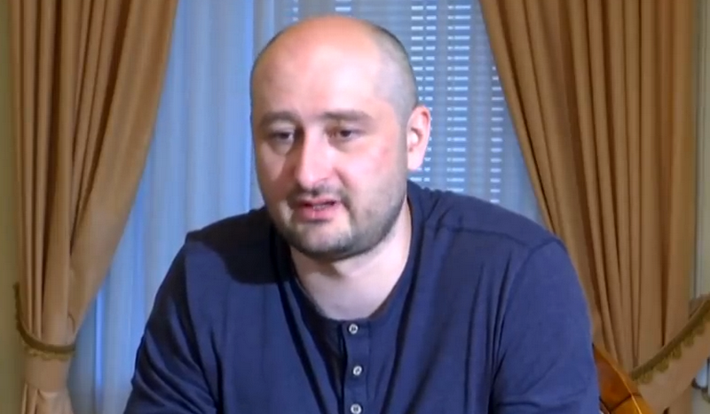 Jornalista russo Arkadi Babchenko simulou a própria morte para tentar capturar quem pretendia assassiná-lo (Foto: Reprodução/YouTube)
