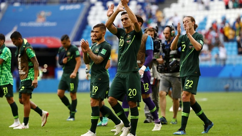 Jogadores da Austrália agradeceram apoio da torcida após empate com a Dinamarca, nesta quinta (Foto: Fifa/Divulgação)